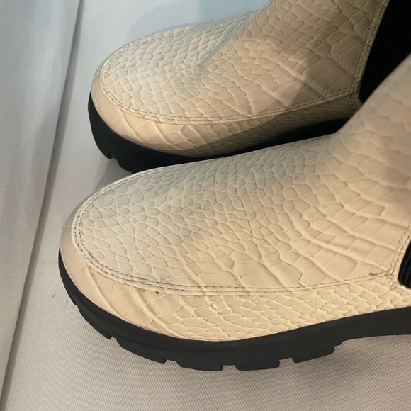 UO Eden Chelsea Boot- Cream - Picture 6 of 8